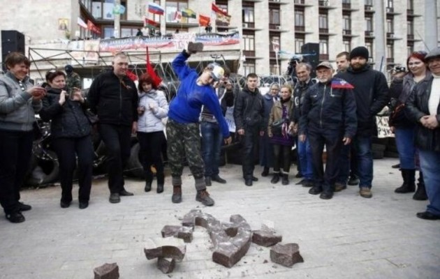 Έκαναν κομμάτια το εθνόσημο της Ουκρανίας