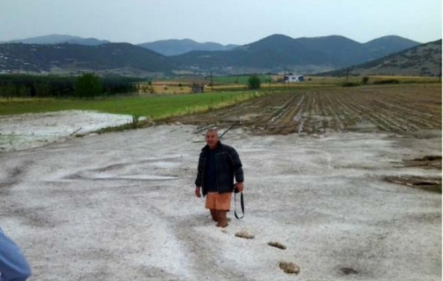 Απίστευτες εικόνες: Μέχρι το γόνατο έφτασε το χαλάζι στην Ελασσόνα