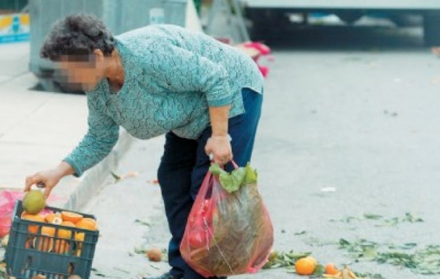 Πολίτες ζητιανεύουν για λίγα χαλασμένα λαχανικά