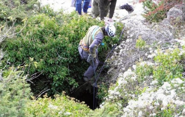 Έσωσαν σκύλους που είχαν πέσει σε σπήλαιο πριν από μια βδομάδα (φωτο)