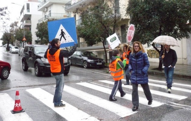 STOP στα αυτοκίνητα για να περάσουν οι πεζοί