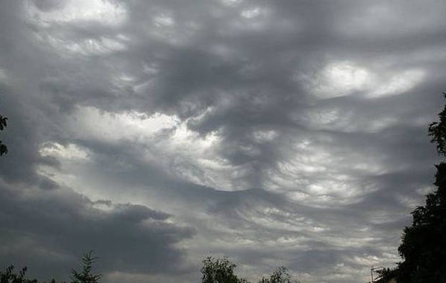 Συννεφιά και τοπικές βροχές το σκηνικό του καιρού την Πέμπτη