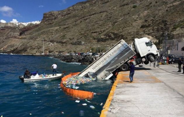 Επικίνδυνο το λιμάνι καθώς πήρε κλίση στη Σαντορίνη