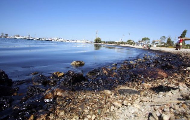 Ο Δήμαρχος Γλυφάδας καταθέτει μήνυση κατά παντός υπευθύνου για την πετρελαιοκηλίδα