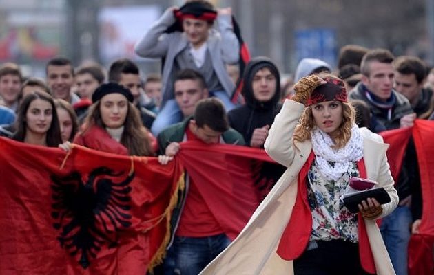 Κυβερνητικές πηγές προς Αλβανούς και Βουλγαρόφωνους των Σκοπίων: «Εσείς καίγεστε, βρείτε τα μεταξύ σας»