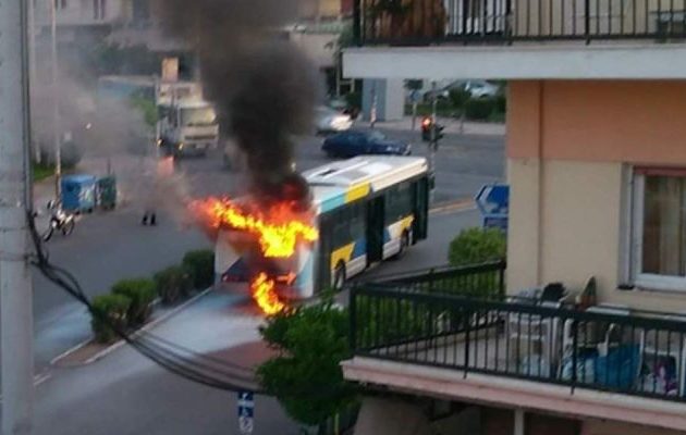 Πανικός στη Νίκαια – Λαμπάδιασε λεωφορείο του ΟΑΣΑ (φωτο)