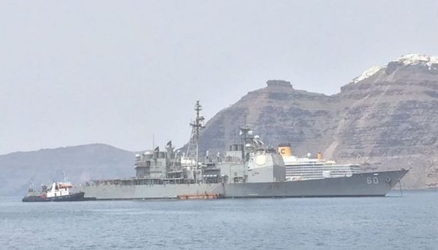 Με ανοιχτό το στόμα στην Σαντορίνη με το USS Normandy «ξυστά» στην καλντέρα (βίντεο)