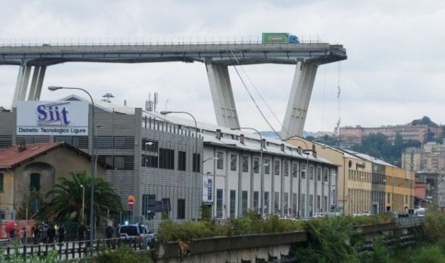 Περίεργο! Μάρτυρες ισχυρίζονται ότι ένας κεραυνός χτύπησε και γκρέμισε τη γέφυρα στη Γένοβα