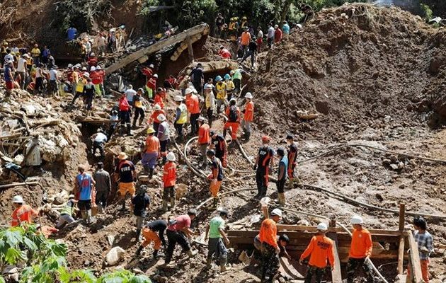 Βγάζουν συνεχώς πτώματα από τις λάσπες στις Φιλιππίνες – Στους 81 οι νεκροί