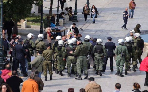 Απόπειρα δέκα ατόμων να δημιουργήσουν ένταση στο Σύνταγμα