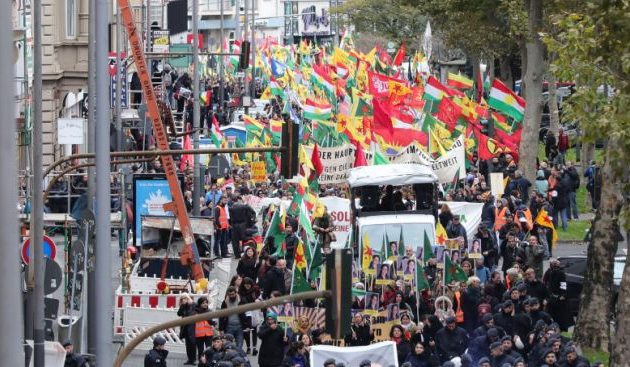 Χιλιάδες Κούρδοι διαδήλωσαν στη Γερμανία κατά της τουρκικής εισβολής στη Συρία