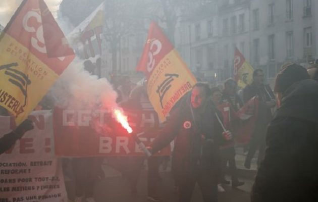 Ο Φιλίπ επιμένει στις μεταρρυθμίσεις του συνταξιοδοτικού ενώ η Γαλλία φλέγεται