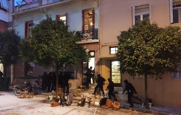 Ο Χρυσοχοΐδης καλύπτει τα ΜΑΤ – «Δεν υπήρξε αστυνομική βία στο Κουκάκι»