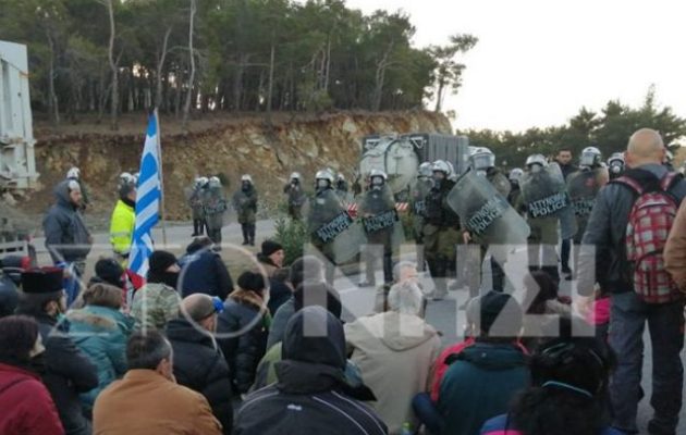 Με χημικά τα ΜΑΤ προσπάθησαν να «διασπάσουν» τους διαδηλωτές στη Λέσβο