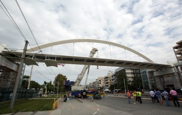 «Στήθηκε» η πεζογέφυρα στη λεωφόρο Ποσειδώνος – Κανονικά η κυκλοφορία οχημάτων