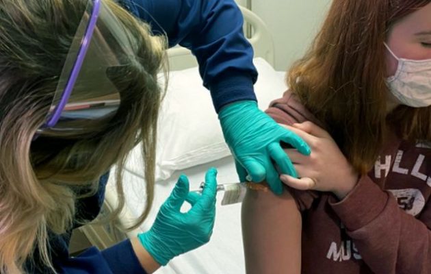 «Είμαστε λίγο πιο πίσω» στους εμβολιασμούς παραδέχτηκε ο Θεμιστοκλέους