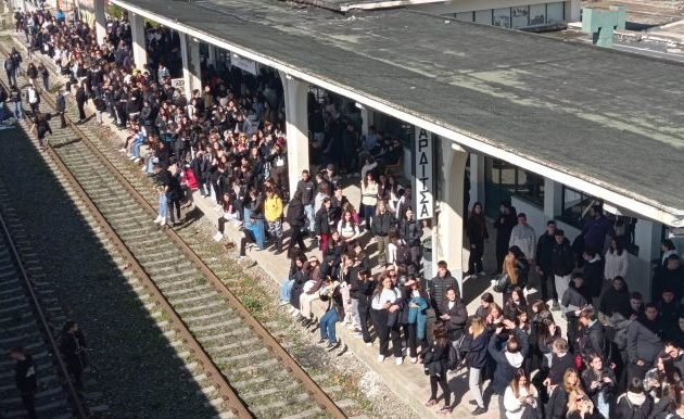 Με λυγμούς εκατοντάδες μαθητές διαδήλωσαν στην Καρδίτσα – Στο Σιδηροδρομικό Σταθμό η μάνα του νεκρού Βάιου Βλάχου