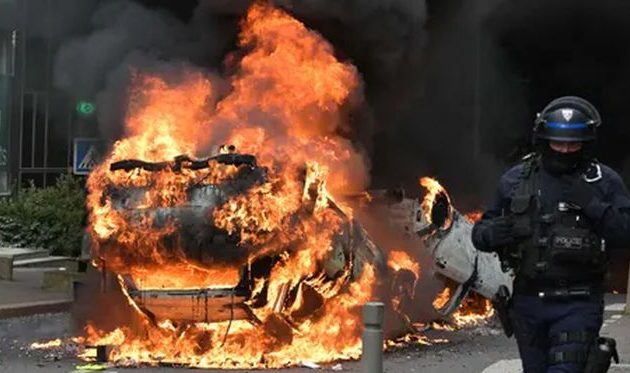 Τεθωρακισμένα οχήματα στους δρόμους της Γαλλίας