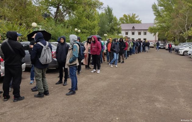 DW: Χιλιάδες Ρώσοι «λιποτάκτες» σε φυγή στο εξωτερικό