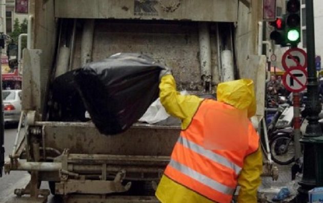 Θεσσαλονίκη: Πέταξε στα σκουπίδια σακούλα γεμάτη με χρυσαφικά