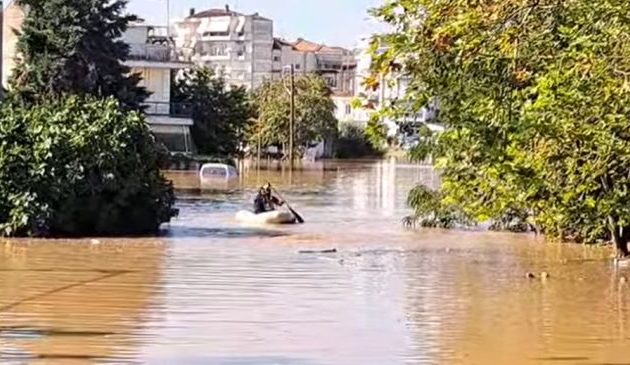 Πλημμύρισε η Λάρισα – Σπάνε αναχώματα του Πηνειού – Συνεχείς εκκενώσεις