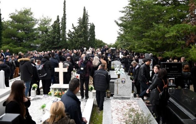 Πάτρα: Θρήνος στην κηδεία του 29χρονου αστυνομικού που σκοτώθηκε κατά τη διάρκεια καταδίωξης