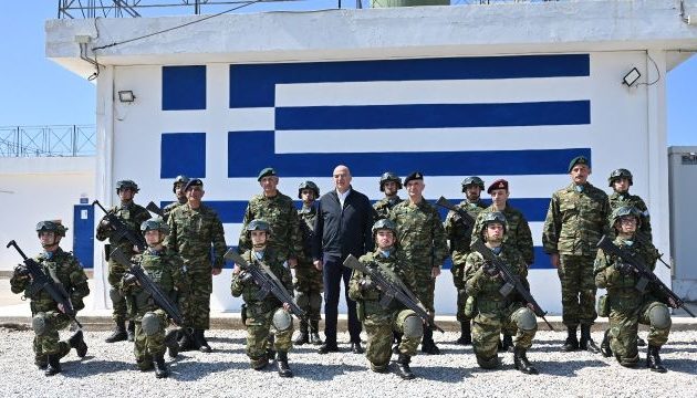 Ο Νίκος Δένδιας με τη φρουρά στο Αγαθονήσι