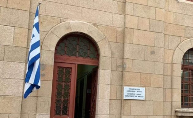 Καταδικάστηκαν δύο νεαροί τουρίστες που αποπειράθηκαν να κατεβάσουν ελληνική σημαία