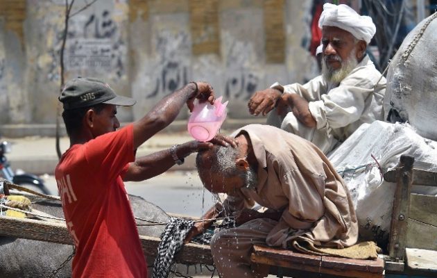 «Καίγεται» η Ασία: 9 νεκροί στην Ινδία από θερμοπληξία – Στους 50 βαθμούς η θερμοκρασία στο Πακιστάν