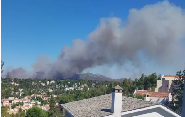 Στις φλόγες η Σταμάτα: Απειλούνται σπίτια – Μήνυμα του 112 για απομάκρυνση κατοίκων