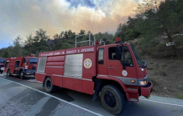 Κύπρος: Εθελοντές πυροσβέστες και πυροσβεστικά οχήματα της Μητρόπολης Ταμασού στην πρώτη γραμμή της πυρκαγιάς