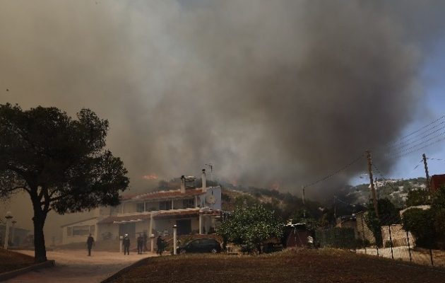 Δύσκολη η κατάσβεση της  φωτιάς στη Βάρης-Κορωπίου – Πυρκαγιές σε πολλές περιοχές της χώρας