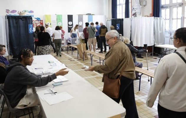 Εκλογές στη Γαλλία: Κανένα κόμμα δεν φαίνεται να κερδίζει την απόλυτη πλειοψηφία – Ρεκόρ συμμετοχής