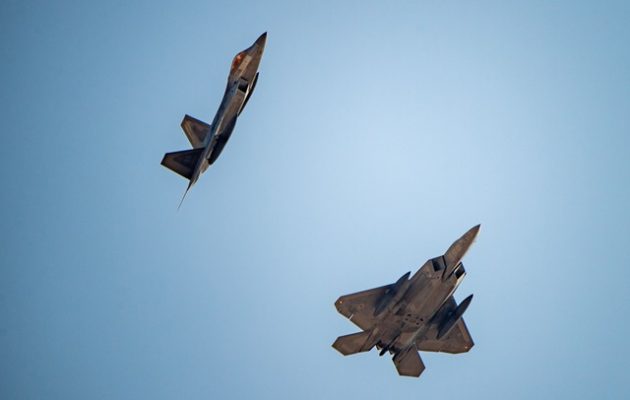 Οι ΗΠΑ έστειλαν στο Ισραήλ τα «αόρατα» F-22 Raptor, φόβητρο για το Ιράν