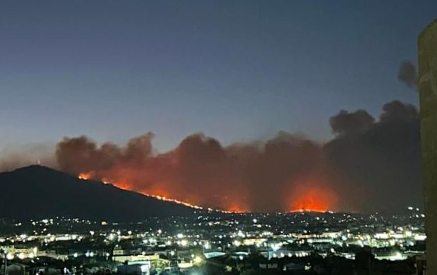 Φωτιά στην Αττική: Πολλαπλές ενεργές εστίες και συνεχείς αναζωπυρώσεις – Εκκενώθηκε περιοχή στη Νέα Μάκρη