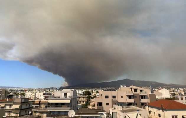 Αττική: Ανεξέλεγκτη φωτιά στον Βαρνάβα – Καίγονται σπίτια (βίντεο)