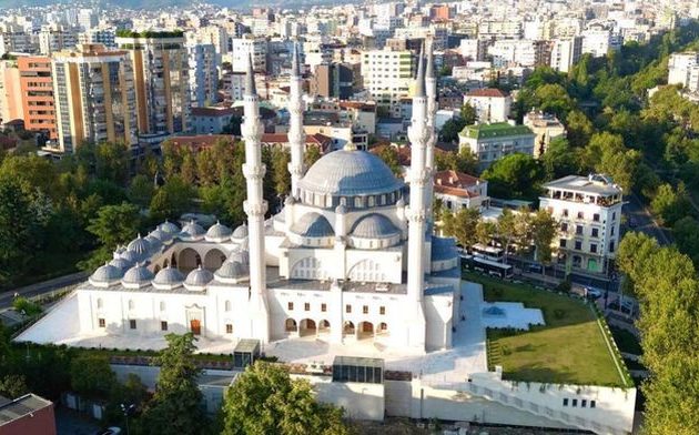 Οι Τούρκοι έχτισαν στην Αλβανία το μεγαλύτερο τζαμί στα Βαλκάνια – Θα το εγκαινιάσει την Πέμπτη ο Ερντογάν – Τούρκος ο ιμάμης