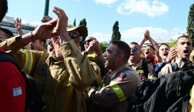 Οργή! Τα ΜΑΤ σάπισαν στο ξύλο τους Πυροσβέστες – Παραιτήσου Κικίλια